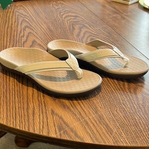 Vionic Cream Flip Flop Sandals